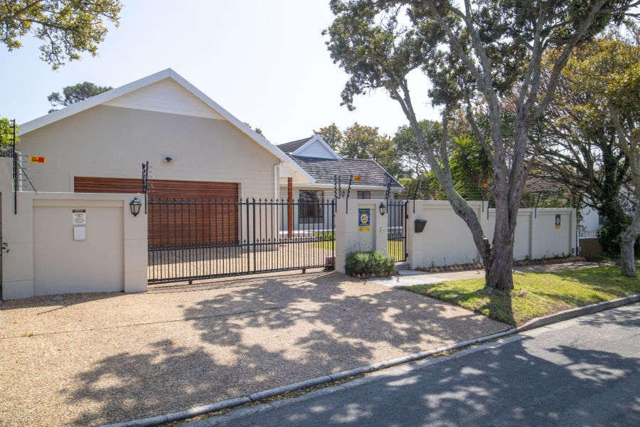 To Let 4 Bedroom Property for Rent in Meadowridge Western Cape